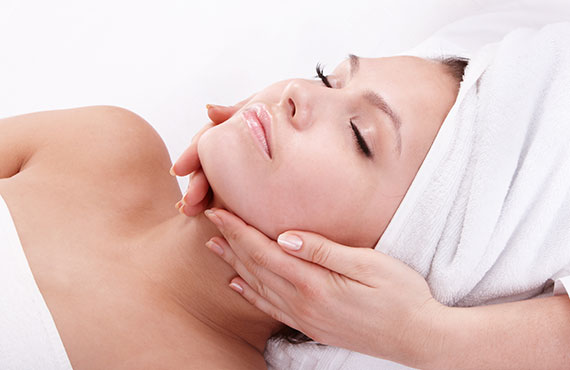 Bild von Frau bei Gesichtsbehandlung mit Massage
